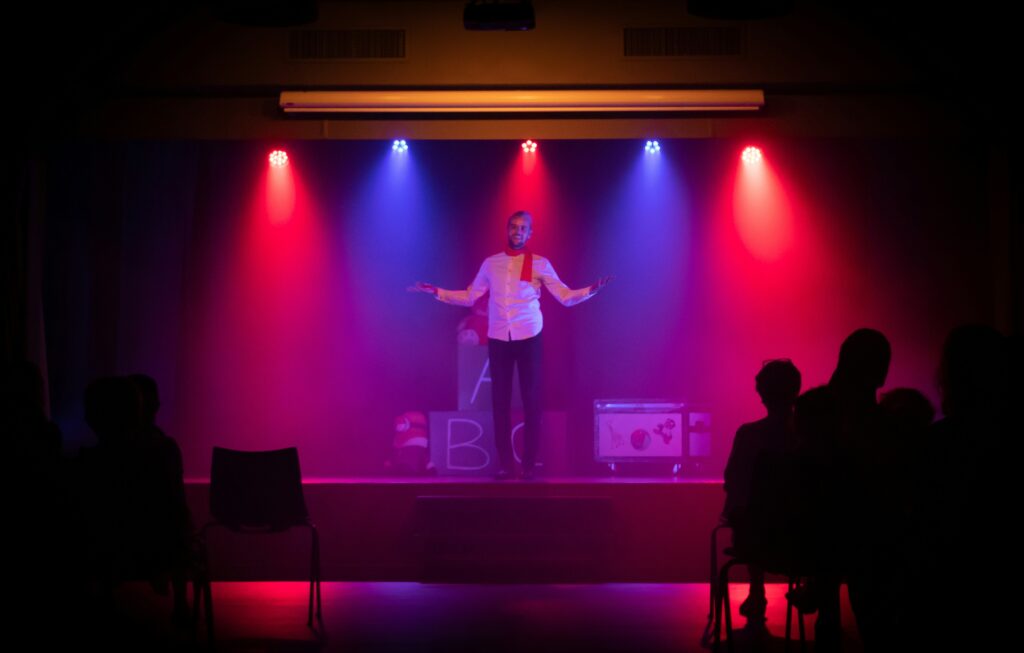 Fotografia por: Michel Grolet, palco de stand-up comedy